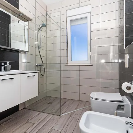 In Okrug Gornji With Jacuzzi Daire