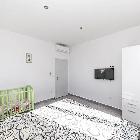 In Okrug Gornji With Jacuzzi